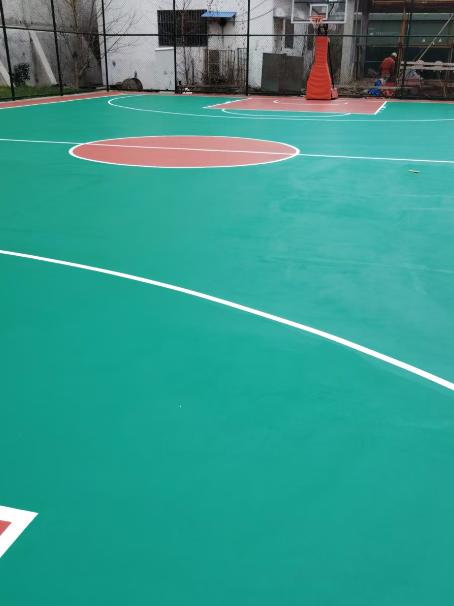 赛罕 球场长期使用易出现地面开裂